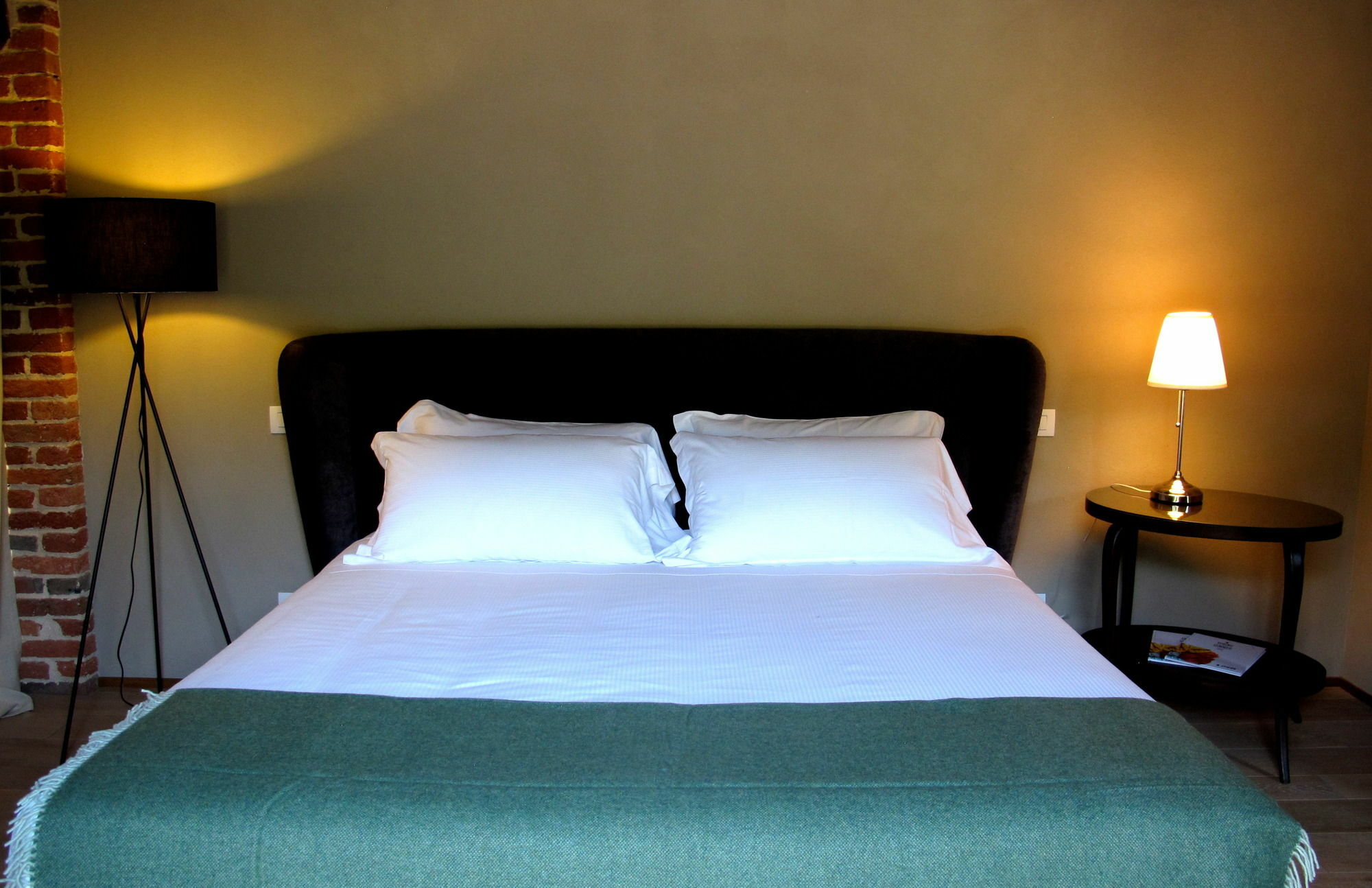 Miaclara Relais Guest House Алба Екстериор снимка